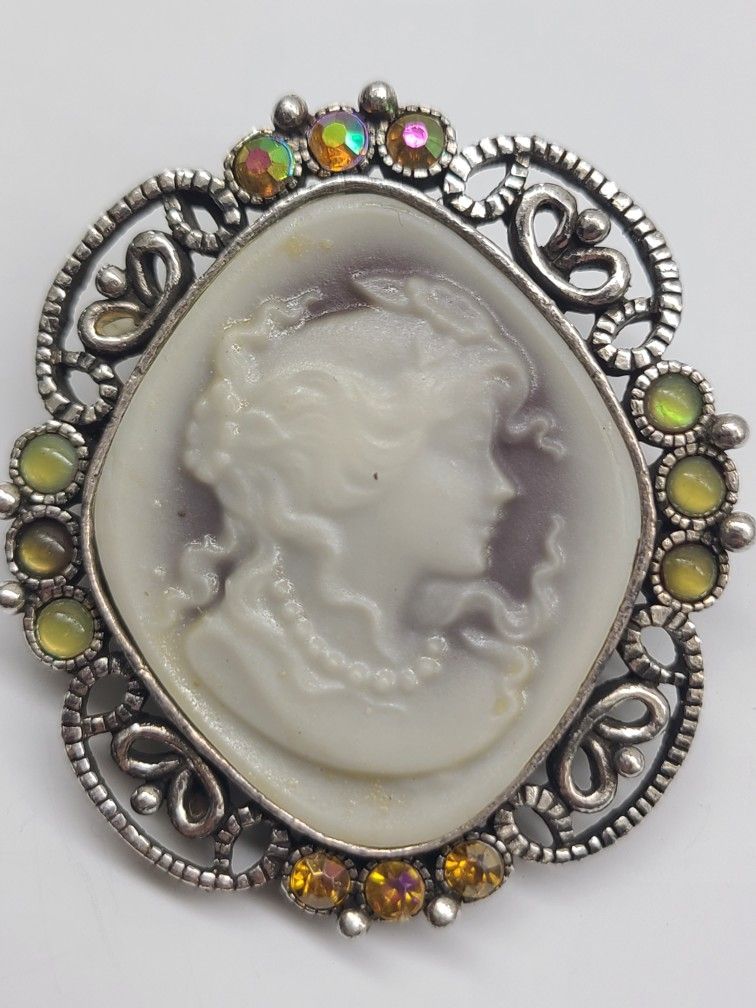 CAMEO BROOCH 