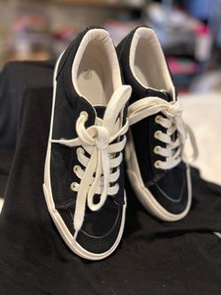 Woman’s sneakers 6.5