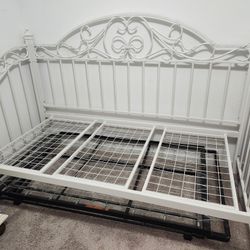 White metal twin trundle bed