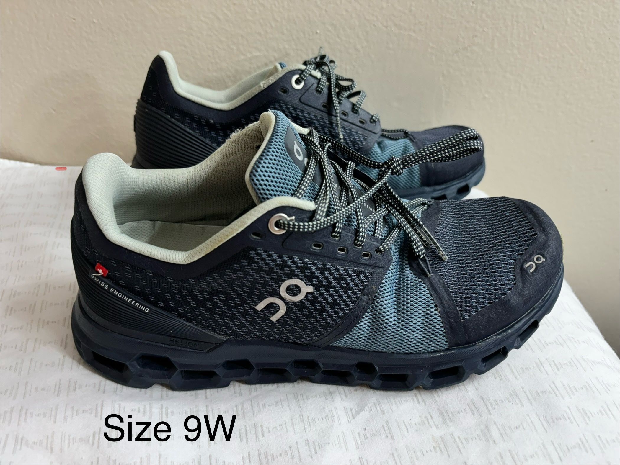 On Cloud Women Size 9