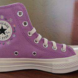 Converse Chuck Taylor sneakers.
Women’s size 6. .( Chandler )