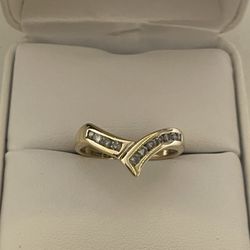 10K Yellow Gold ~1/4CTW Diamond Chevron Channel Set Band Ring Size 7 1/4