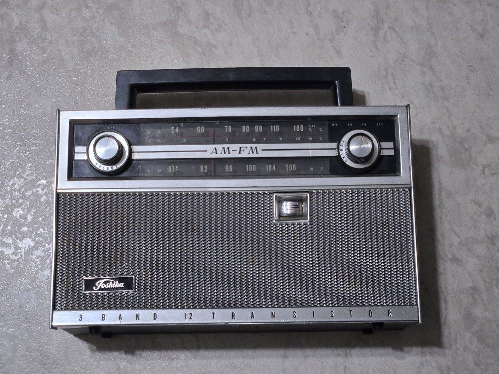 Vintage Black & Silver Toshiba 12TL-666F 3 Band 12 Transistor Radio