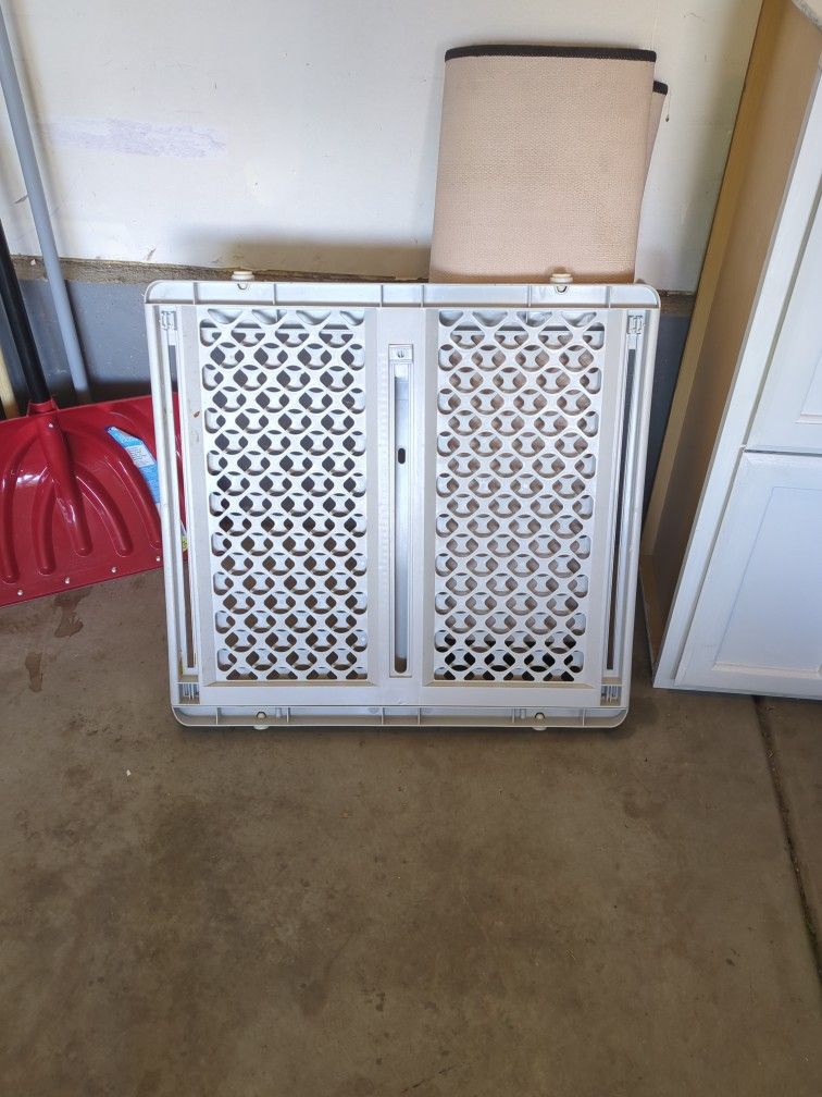 Baby / Dog Gate Opens Up To 41 Inches 24 In Closed Up Asking 20.00 OBO