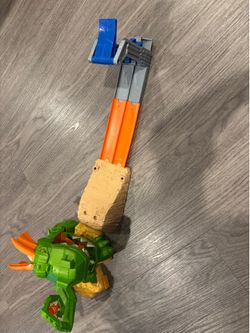 Hot Wheels Monster Jam  mega track Dragon Attack