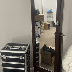 Mirror jewelry stand w lock