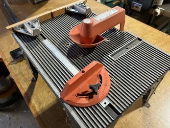 Benchtop Router Table with Adjustable Fence
