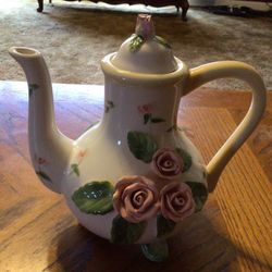 Gorgeous white tea pot with pink flowers 🌸 