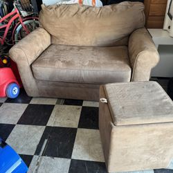 Soft Couch Chair/sleeper With Mini Table