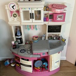 Step 2 Kids Play Kitchen With Accessories 