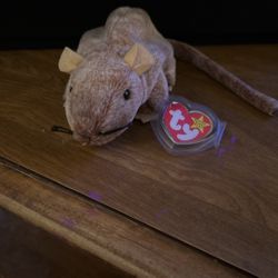 Rat beanie, baby tiptoe