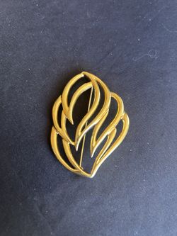 GROUP OF VINTAGE BROOCHES , NECKLACE AND PENDANTS 