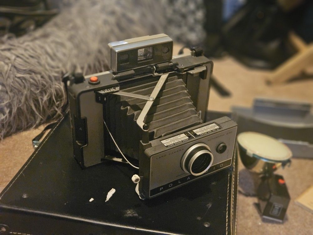 Polaroid Automatic 230 Land Camera