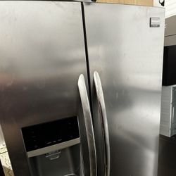 Frigidaire Refrigerator With Icemaker