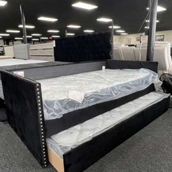 Velvet Black Daybed. 🚚WE DELIVER🚚