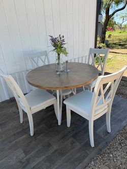 Modern table w/4 chairs good condition and clean $230 delivery available $20!!!