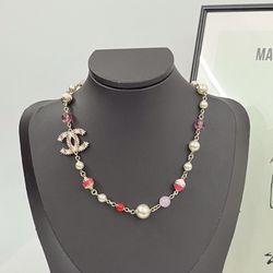 A luxurious and feminine ladies' necklace