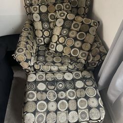 Rooms To Go Accent Chair with matching ottoman and 2 matching pillows 
