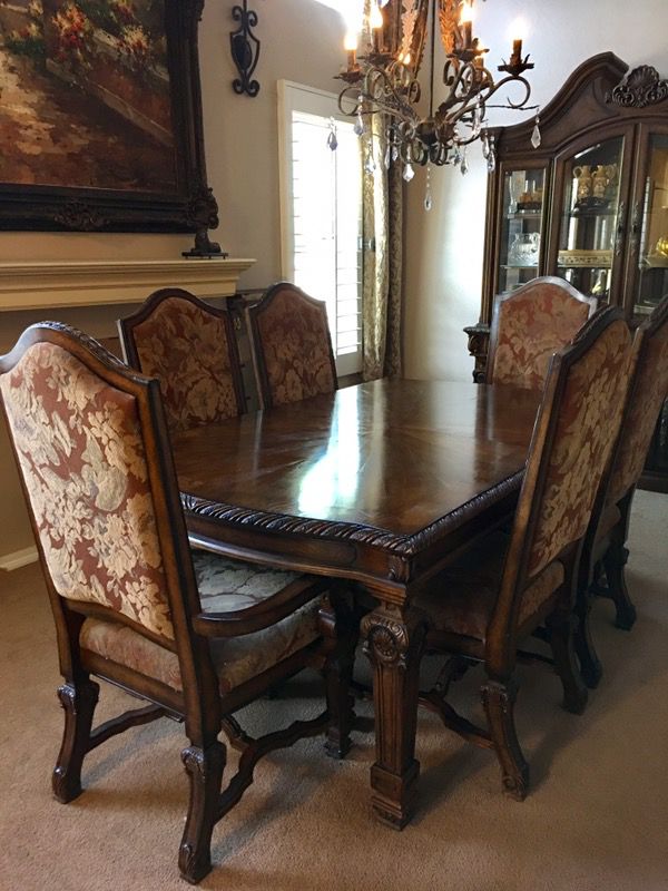 Ashley Casa Mollino Dining Table with 2 leaves and 6 chairs for Sale in