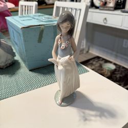 LLADRO Lady With Dove Figurine