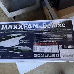 MaxxAir 00-07500K MaxxFan Deluxe Roof Vent w/12V Thermostat/Remote Powered Smoke