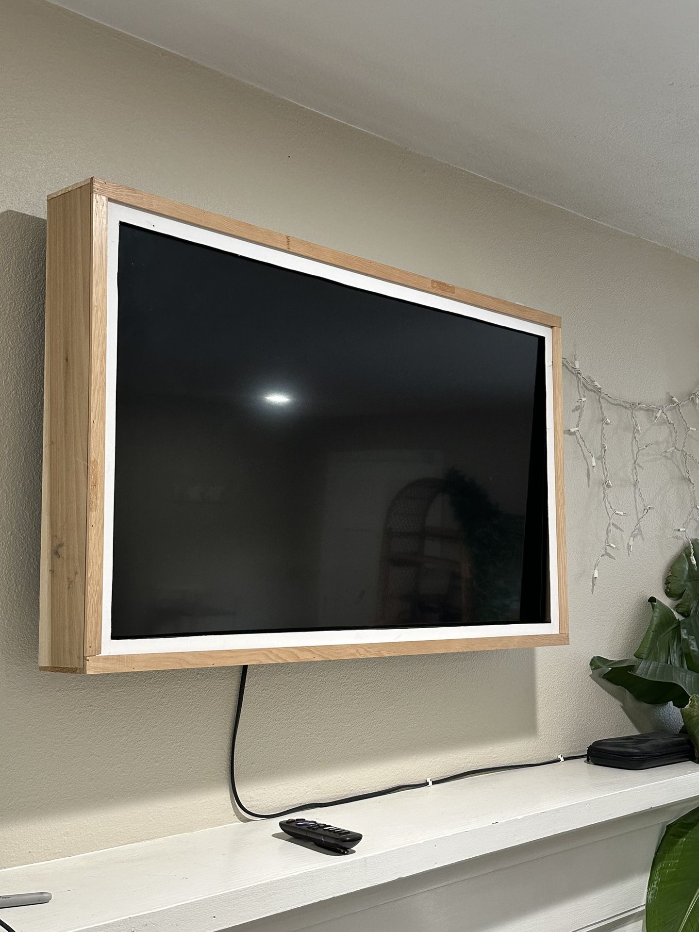 ROKU TV w/wood Frame And Wall Mount