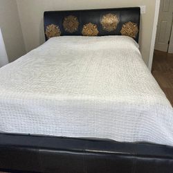 BED FRAME QUEEN SIZE 
