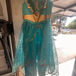Princess Jasmine Dress Size 140 (8/10) that comes with a head piece.
