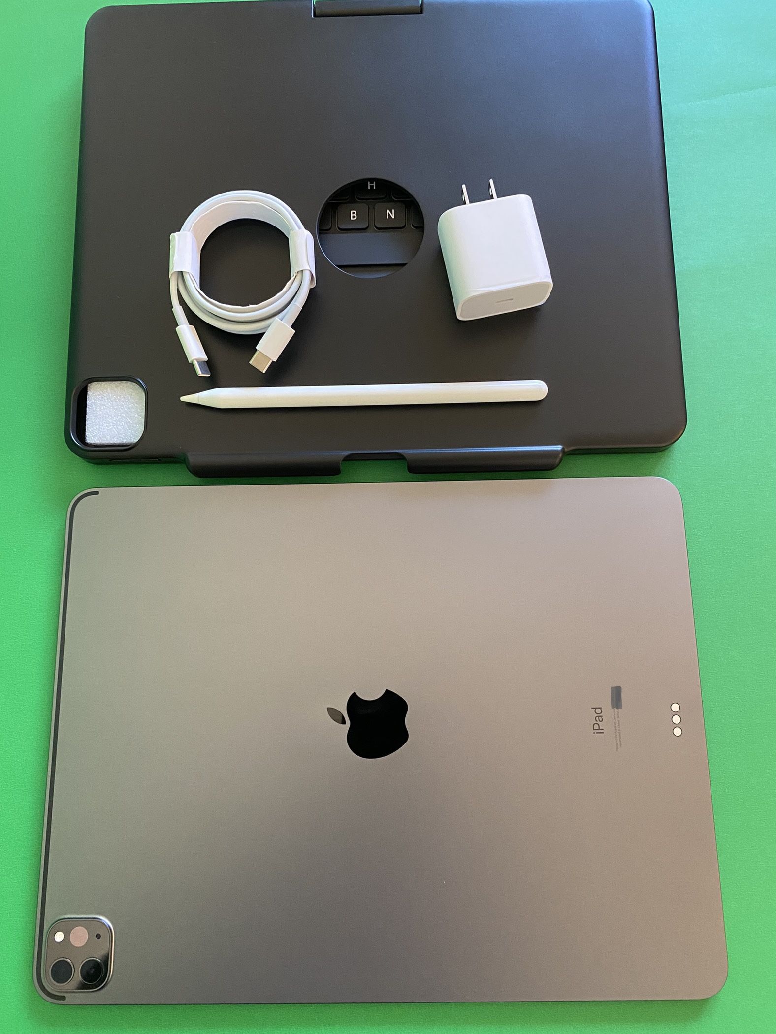 256GB Apple IPad Pro 12.9” 5th Generation (2021 Model / M1 chip / Liquid Retina XDR display) with keyboard, pen & Accessories