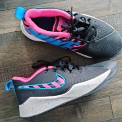 Youth size 4 Nike Team Hustle Quick Sneakers 