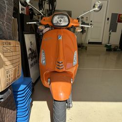 2017 150cc Vespa Piaggi Sprint Scooter – Runs Great! Salvage Title