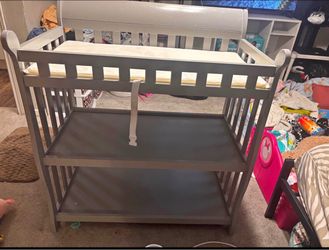Baby diaper changing table