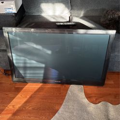 Panasonic 3D 42 in TV Flat Screen With Remote And Wall Mount 