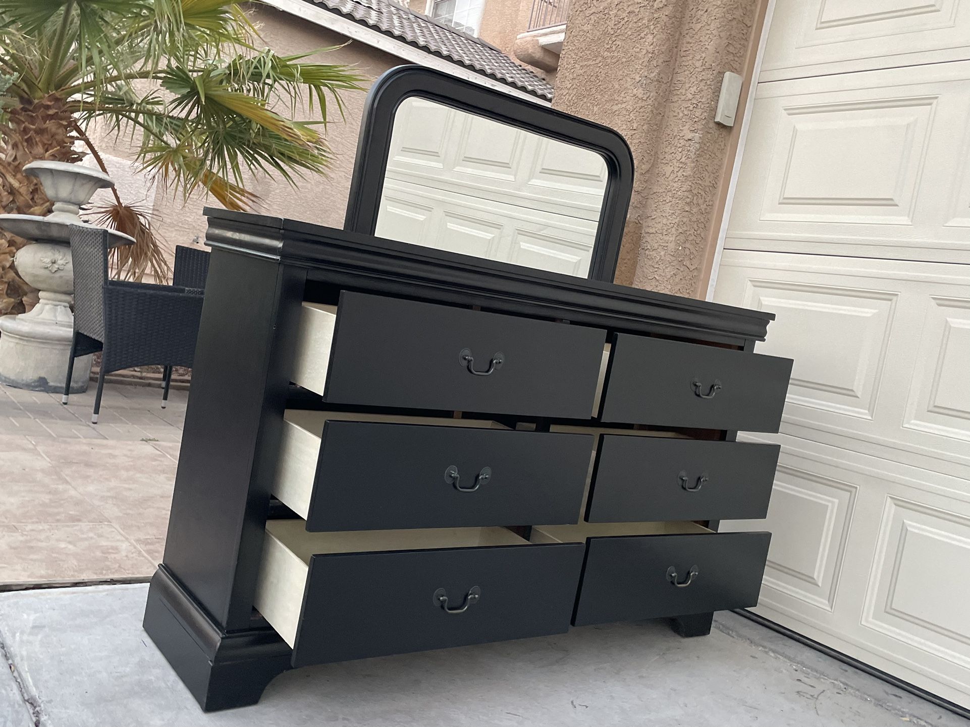 Beautiful Dresser And Mirror Excellent Condition. H32 W58 D16 Free delivery