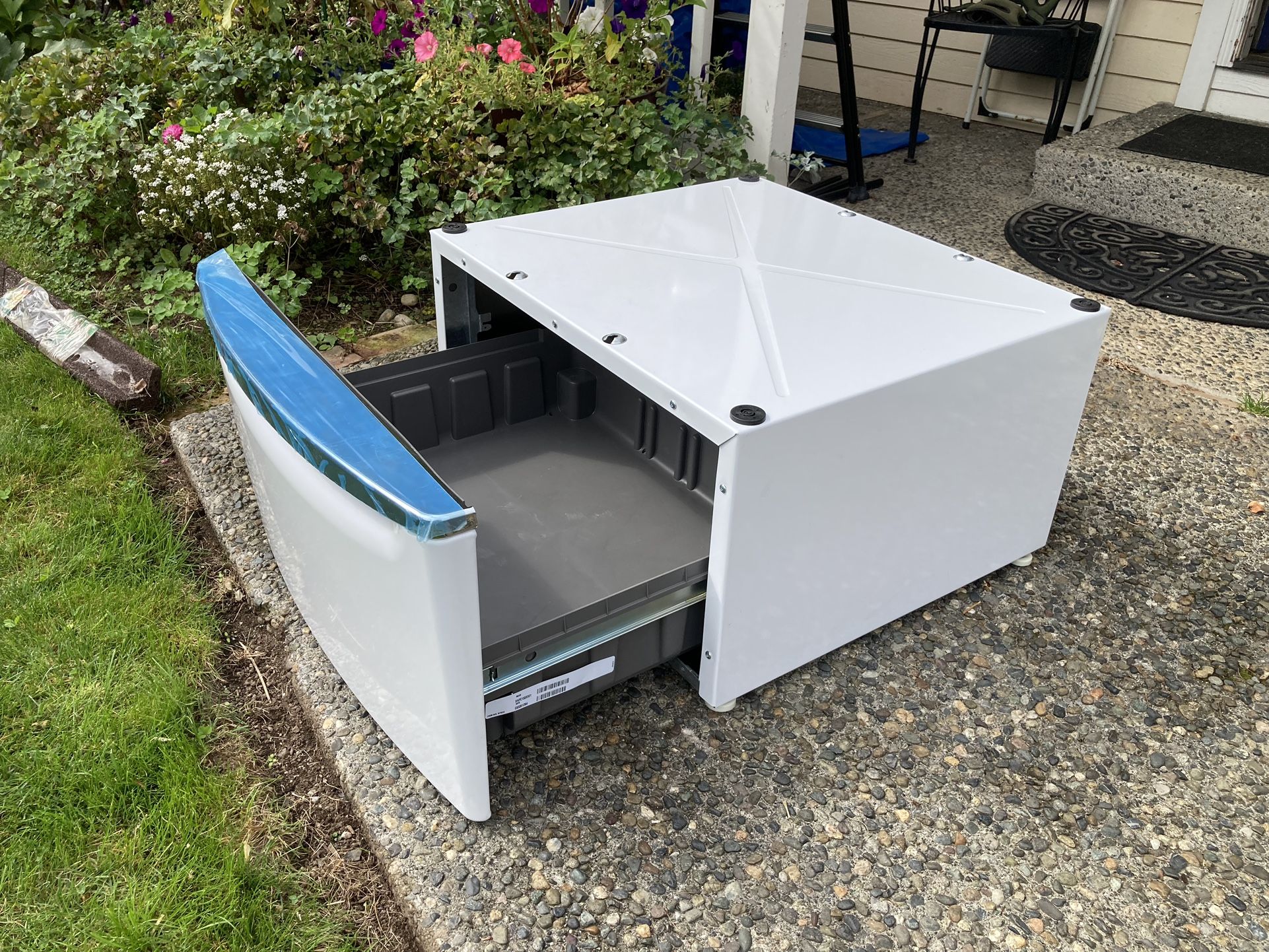 Wash/dryer Pedestal Maytag