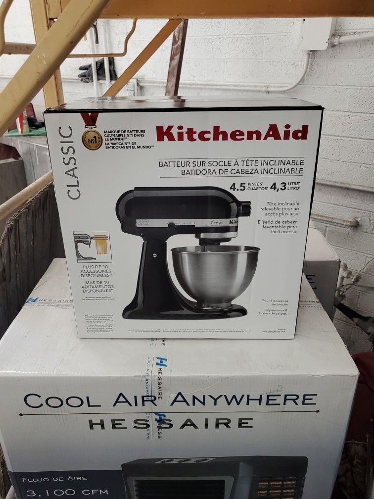 Kitchen-Aid tilt head mixer 4.5 quart bowl