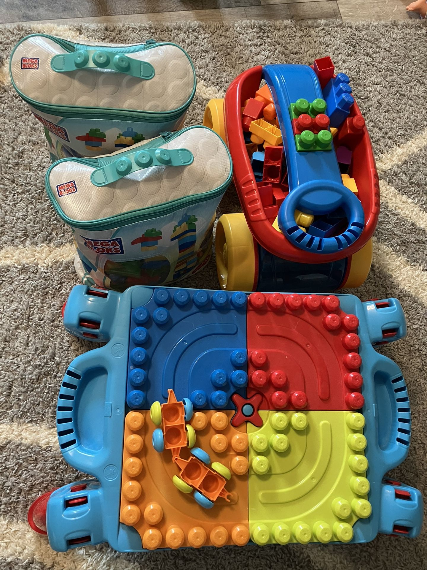 228 Mega Bloks plus scooping wagon and table