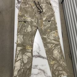 Mens Camouflage hunting pants size medium. New without tags.