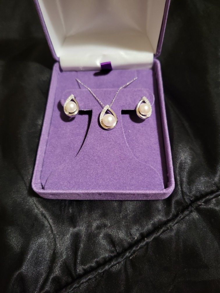 JILCO PEARL & DIAMOND EARRINGS & NECKLACE for Sale in Wichita, KS OfferUp