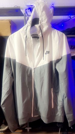Men’s Nike 2 tone white and gray Windrunner jacket (size XL)