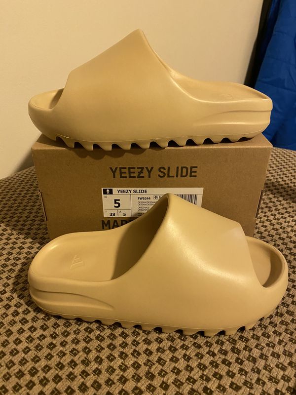 Yeezy Slide size 5 Desert Sand new DS for Sale in