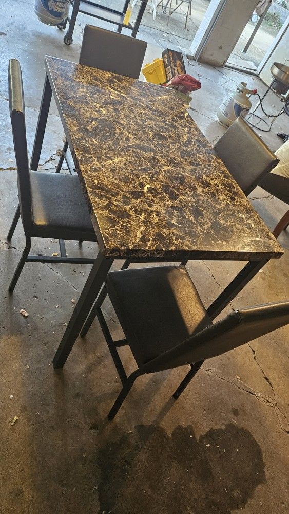Medium Table Whit 4 Chairs For Sale. Mesa Mediana Con 4 Sillas De Venta.