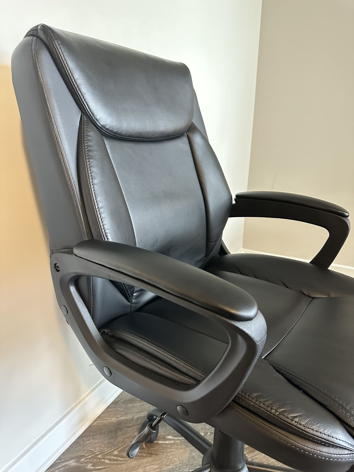 Comfortable Office Chair with Armrest