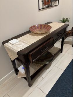 Entry way table