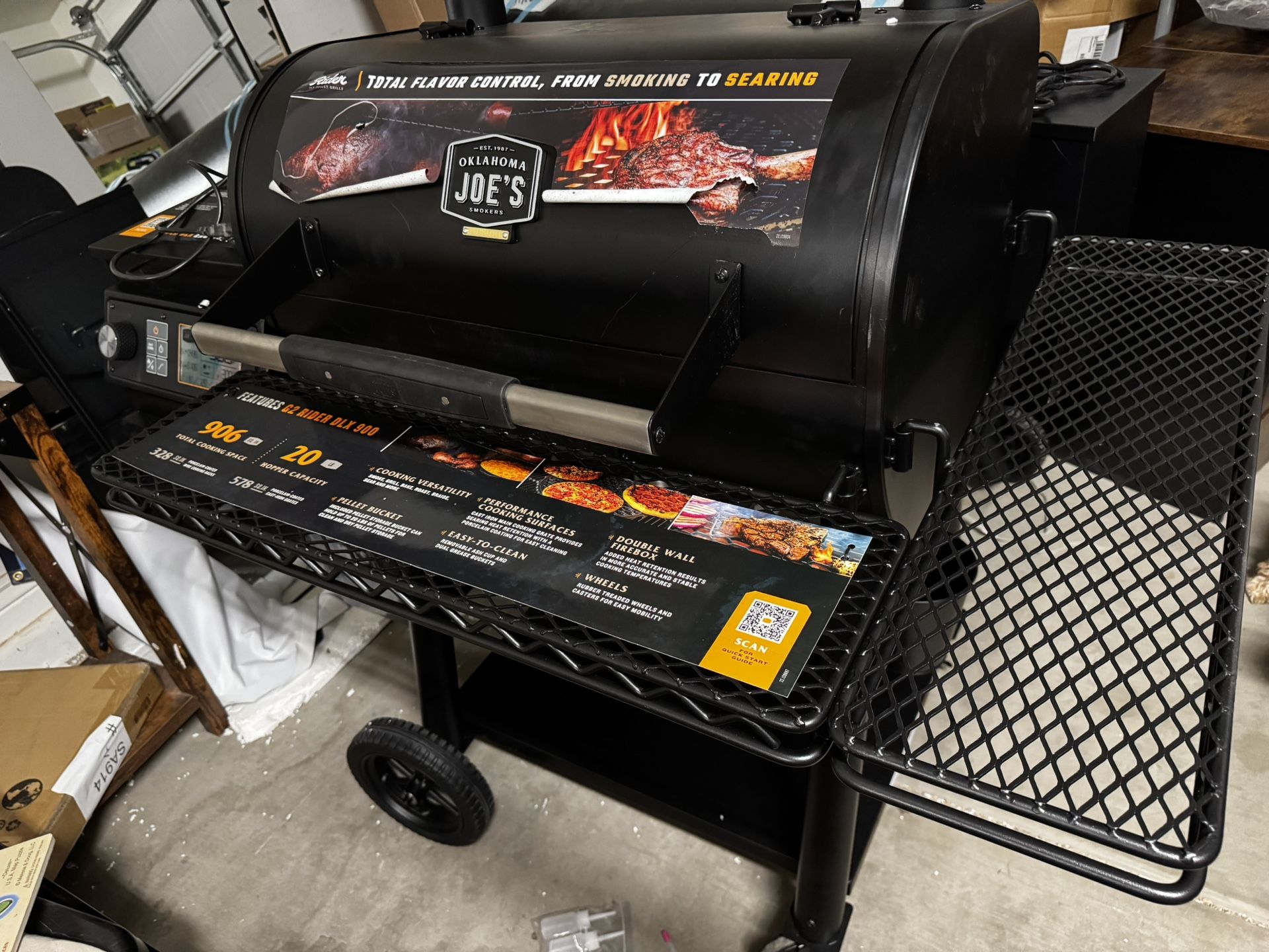 Oklahoma Joe's Rider DLX 900: L 906 in Black Pellet Grill