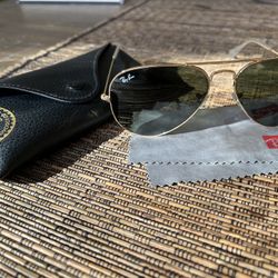 Ray Ban Aviator Sunglasses ( Unisex ) , No Scratches
