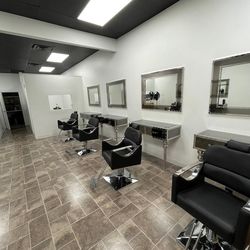 SALON  EQUIPMENT / CHAIRS