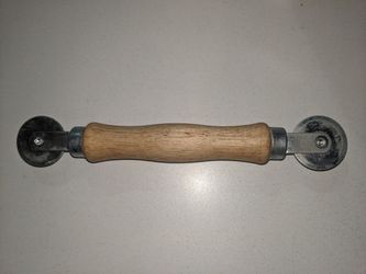 Screen roller, screen rolling tool, spline roller
