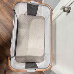 Bedside Bassinet with wheels that flips + 6 bassinet sheets