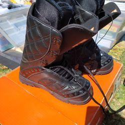 Thirty-two Snowboots